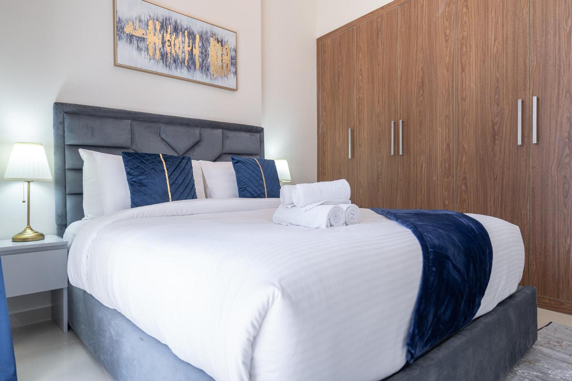 Appartement Dunya Tower Luxury And 2 Min Walk To Mall And Burj Khalifa In Heart Of Downtown *